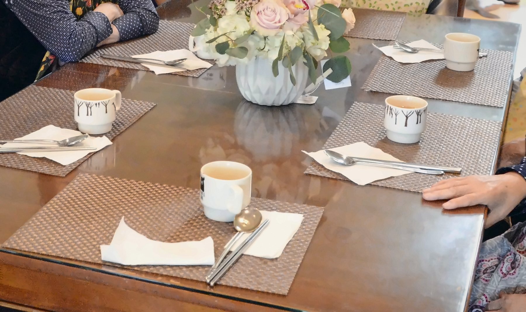 식사를 기다리는 식탁 · The table set for a meal